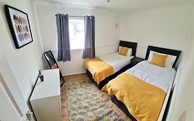 2 Bed Spacious Apartment, Sleeps 5, Free Wifi, Free Parking, Amenities Nearby, Good Transport Links Nearby, Contractors And Holidays